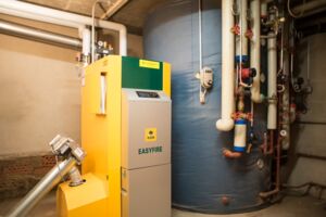 Pelletsheizung speist Wäremspeicher mit integriertem Boiler