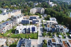Solardomizil und Reihenhäuser mit Sonnenkolektoren