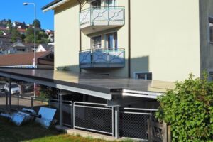 Als Überdachung der Garageneinfahrt wurde eine Photovoltaik Anlage gebaut.